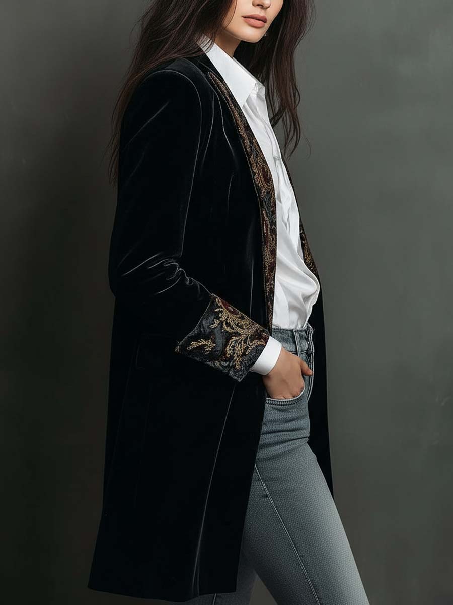 Leontina | Blazer negro entallado con estampado barroco