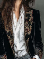 Leontina | Blazer negro entallado con estampado barroco