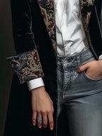 Leontina | Blazer negro entallado con estampado barroco