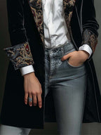 Leontina | Blazer negro entallado con estampado barroco