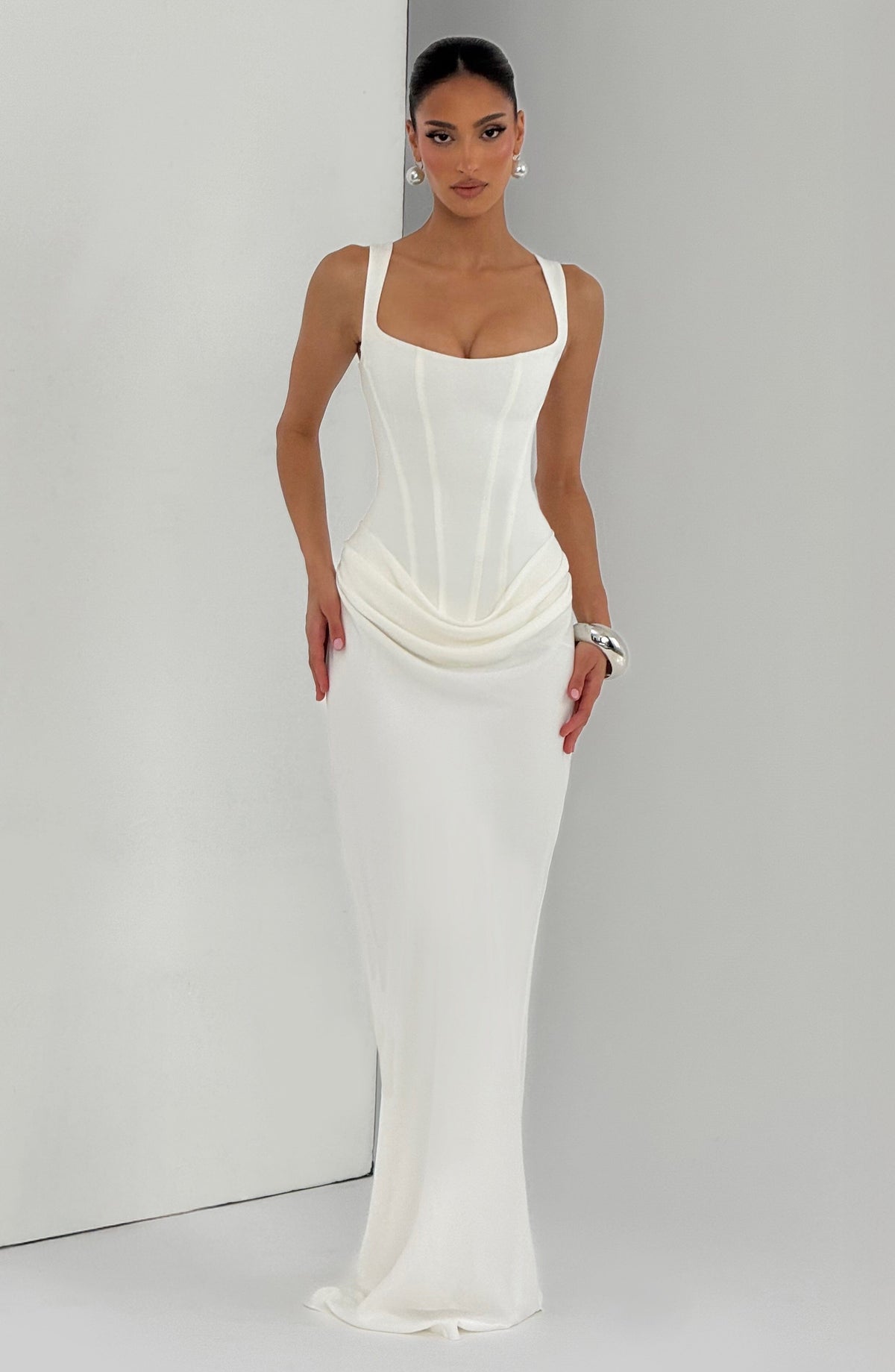 Aveline | Vestido largo satinado con escote cuadrado