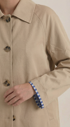 Trenchcoat Lindsay con forro a rayas elegante