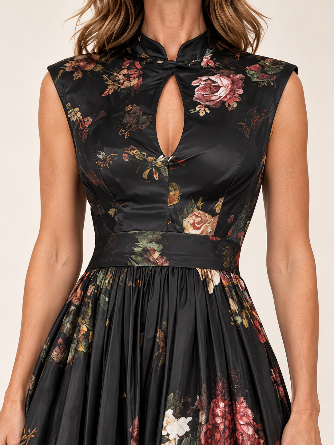 Detalle del escote, estampado satinado y plisado de Almira negro