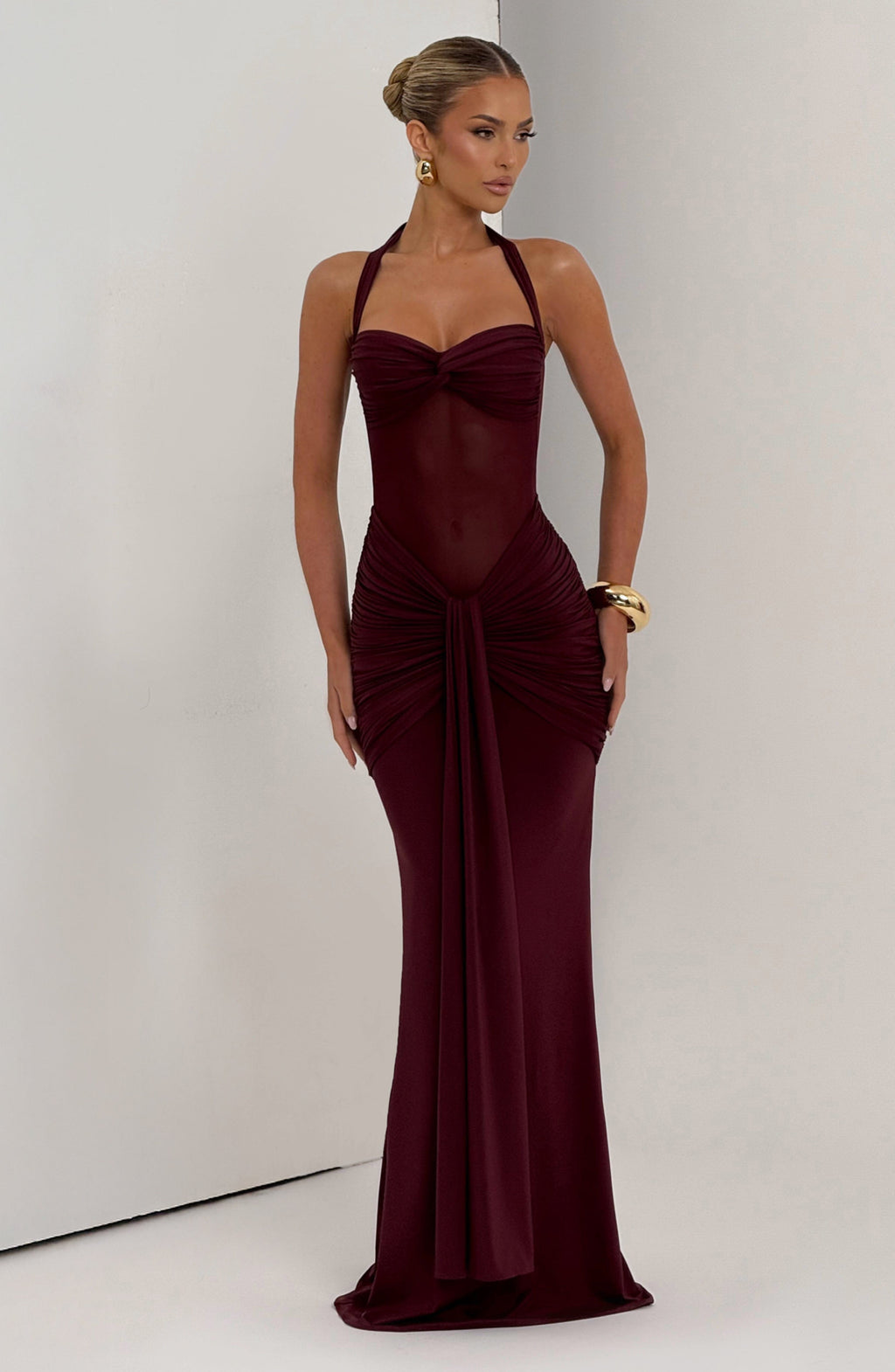 Valentina | Vestido largo con transparencias en rojo cereza