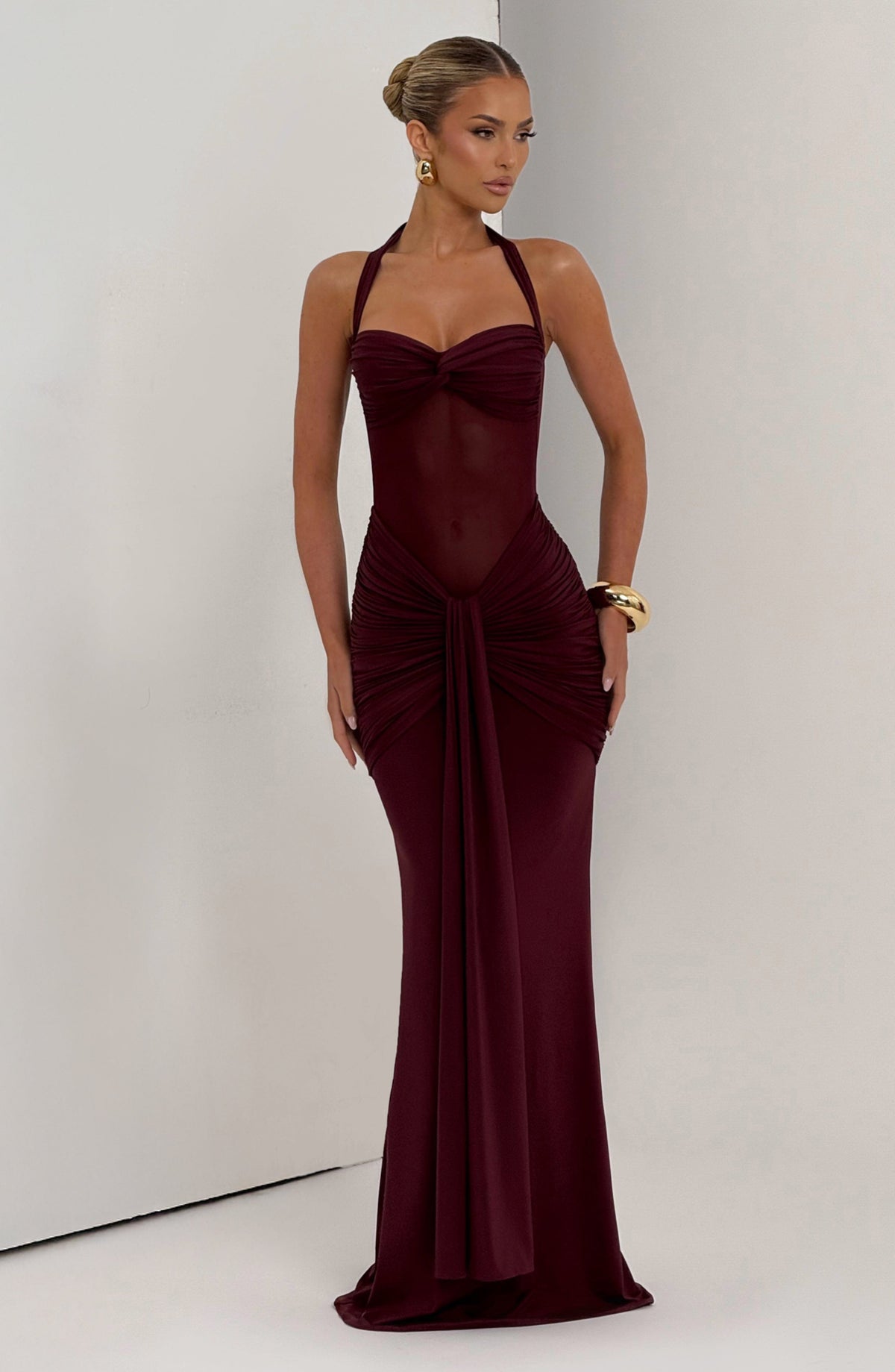 Valentina | Vestido largo con transparencias en rojo cereza